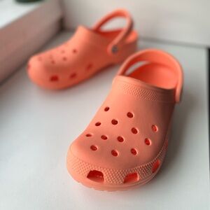CROCS classic clog NWOT Vibrant Orange Sandals Papaya slides w9 m7 brand new